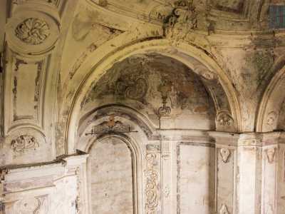 ...regala la visione dell�indimenticabile cappella. La chiesa � infatti � caratterizzata da un tripudio di stucchi, bassorilievi, archi a tutto sesto...